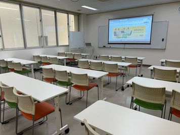 みんなの貸会議室　那覇東町店 東町202会議室[定員32+予備椅子]の室内の写真