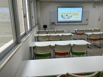 みんなの貸会議室　那覇東町店 東町202会議室[定員32+予備椅子]の室内の写真