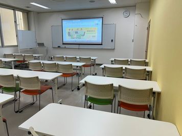 みんなの貸会議室　那覇東町店 東町202会議室[定員32+予備椅子]の室内の写真