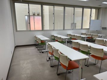 みんなの貸会議室　那覇東町店 東町202会議室[定員32+予備椅子]の室内の写真