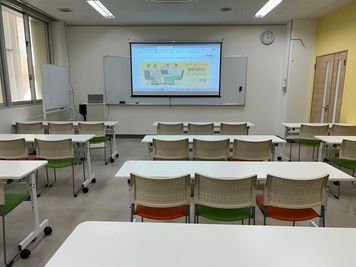 みんなの貸会議室　那覇東町店 東町202会議室[定員32+予備椅子]の室内の写真