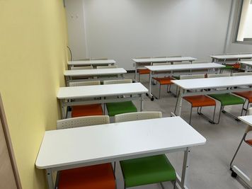 みんなの貸会議室　那覇東町店 東町202会議室[定員32+予備椅子]の室内の写真