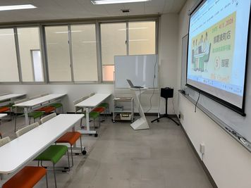 みんなの貸会議室　那覇東町店 東町202会議室[定員32+予備椅子]の室内の写真
