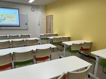 みんなの貸会議室　那覇東町店 東町202会議室[定員32+予備椅子]の室内の写真
