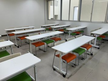 みんなの貸会議室　那覇東町店 東町202会議室[定員32+予備椅子]の室内の写真