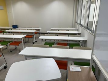 みんなの貸会議室　那覇東町店 東町202会議室[定員32+予備椅子]の室内の写真