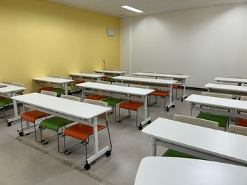 みんなの貸会議室　那覇東町店 東町202会議室[定員32+予備椅子]の室内の写真