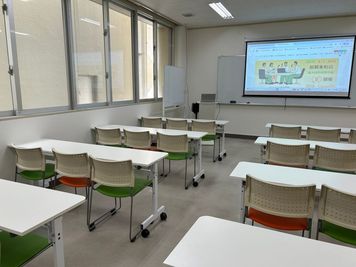 みんなの貸会議室　那覇東町店 東町202会議室[定員32+予備椅子]の室内の写真