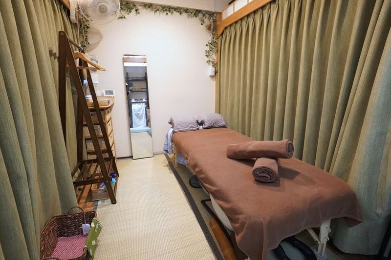 ・清潔感あふれる空間でゆっくり施術できます！※ベッド上のタオルは含みません。 - minoriba_秋葉原駅前南通り店 レンタルサロンの室内の写真