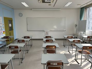 みんなの貸会議室　那覇東町店 東町301会議室[定員25+予備椅子]の室内の写真