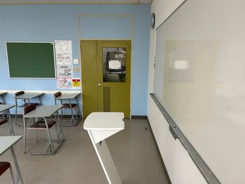 みんなの貸会議室　那覇東町店 東町301会議室[定員25+予備椅子]の室内の写真
