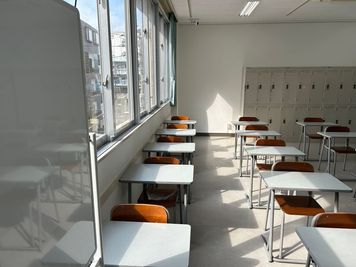 みんなの貸会議室　那覇東町店 東町301会議室[定員25+予備椅子]の室内の写真