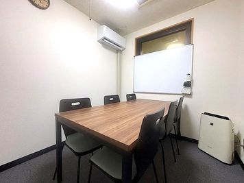 ＜Leaf京都南（小会議室）＞6名収容🪑Wi-Fi📶モニター🎥会議/リモートワーク/オンライン会議 - 【Leaf京都南（小会議室）】