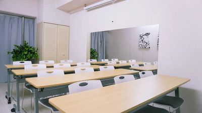 現在、壁のアクリルミラーはすべて取り外しています。 - 【Leaf四条烏丸（小中会議室）】 Leaf四条烏丸（小中会議室）の室内の写真