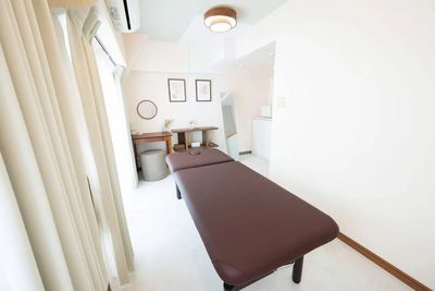 照明の色味をシーンに合わせて調整できます（暖色〜白色） - レンタルサロンBASE レンタルサロンBASE千葉店の室内の写真