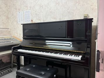 ヤマハアップライトピアノYU33 - ヤマハミュージックオークセンター オークセンターF部屋の室内の写真