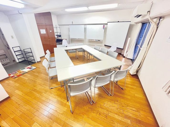 会議室も出来る多目的スペース - ＜カラフルスペース＞