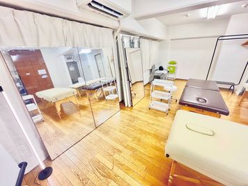 ＜カラフルスペース＞ レンタルサロン出来る多目的スペースの室内の写真