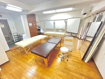 ＜カラフルスペース＞ レンタルサロン出来る多目的スペースの室内の写真