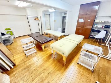 NEW＜カラフルスペース🌈＞【室内動画あり】⭐️明るく(南向大窓)広く(40㎡)快適⭐️大型鏡・整体ﾍﾞｯﾄﾞ3台 - ＜カラフルスペース＞