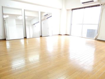 ＜カラフルスペース＞ ダンスやヨガも出来る多目的スペースの室内の写真