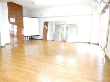 NEW<カラフルスペース🌈>【室内動画あり】⭐️明るく(南向大窓)広く(40㎡)快適⭐️大型鏡3台 - <カラフルスペース>