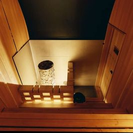 まるで階段のような5段ベンチのタワーサウナ!貸切プライベートサウナプラン(最大5名利用) - HUBHUB御徒町