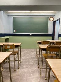 大きな黒板と学校の椅子と机があります - 地域の学び舎　朝霞台店 【カルチャー・撮影に】大きな黒板のある教室！の室内の写真