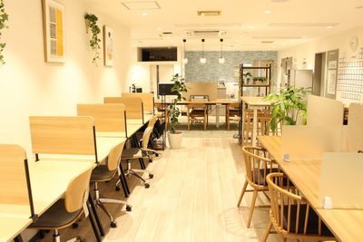 テーブルに仕切りがあり、自分の空間で集中できます。 - 勉強カフェ大井町スタジオ 【自習や作業に最適♪】25年オープンの綺麗なラウンジで集中時間の室内の写真