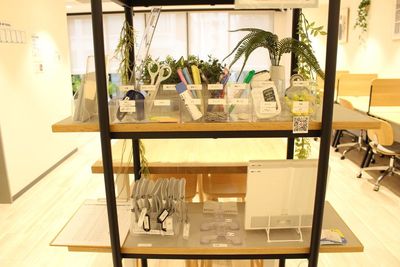 勉強をサポートする備品を揃えています。 - 勉強カフェ大井町スタジオ 【自習や作業に最適♪】25年オープンの綺麗なラウンジで集中時間の室内の写真