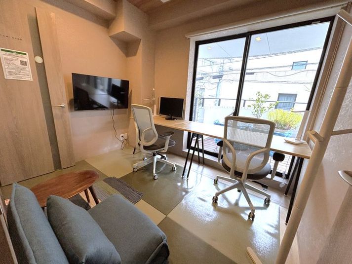 モダンな雰囲気の和室。テレビ、モニターあり。素敵なバルコニーテラス（共用）あり - IDEABOXシェアオフィス＆カフェ レンタルスペース和室の室内の写真