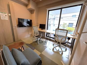 西大井駅徒歩7分/24時間利用可　２名用個室　仕事/会議/勉強　モダンな雰囲気の和室/TVモニター、バルコニーテラス、ソファ - IDEABOXシェアオフィス＆カフェ