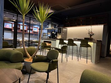 広いカウンターキッチンがあります。 - IDEABOXシェアオフィス＆カフェ レンタルスペース　最大30名パーティールーム　キッチン　大型TVの室内の写真