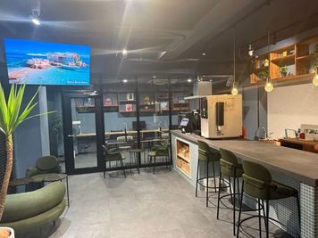 IDEABOXシェアオフィス＆カフェ レンタルスペース　最大30名パーティールーム　キッチン　大型TVの室内の写真