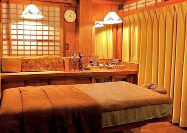 施術ベッド！高さ調整可能 - coco-desikaレンタルスペース ココデシカない★和×アジアンMixレンタルルームの室内の写真