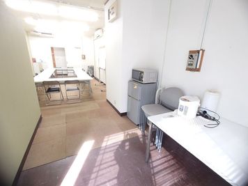 冷蔵庫やレンジなどもございます。 - まちの会議室　新所沢の室内の写真