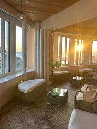 4人がけのソファーもございます。 - PONTE MAREの室内の写真