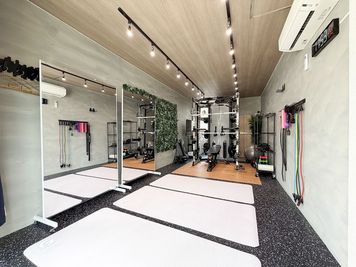 ヨガ設備 - コアフィットジム武蔵小杉の室内の写真