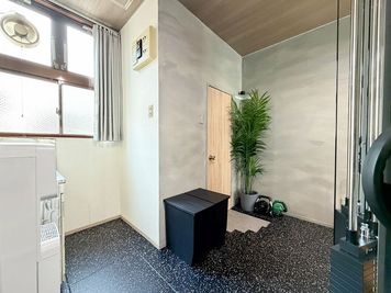 ゴミ箱（普通ゴミ、ペットボトル等） - コアフィットジム武蔵小杉の室内の写真