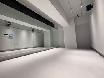 15㎡のスタジオ。自由に設定できるLED照明。 - ソウルアロースタジオ新宿 ダンス練習スタジオ・多目的レンタルスペースAの室内の写真