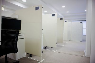 パーテーション仕切りの半個室型ブース（4席） - いいオフィス渋谷東byWealthParkRET Room8（半個室）の室内の写真