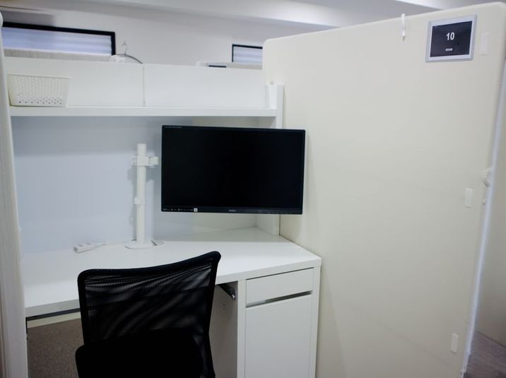 各半個室ブースにモニターが設置してありあります。 - いいオフィス渋谷東byWealthParkRET Room8（半個室）の室内の写真