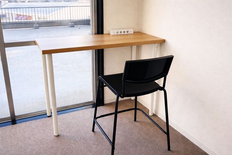 バルコニーを眺めながら作業できる作業スペースです。電源タップのご用意がございます。 - いいオフィス渋谷東byWealthParkRET 作業スペース①の室内の写真