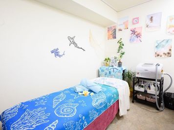 脚付の施術ベッドもございます。 - レンタルサロンLAKISPA プライベートサロンLAKISPAの設備の写真
