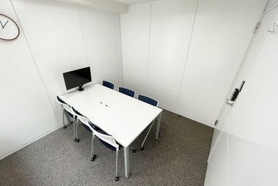 6名収容の会議室 - ウィズスクエア・GLOXIA銀座店 最大50名のスペースと4つの会議室が使える貸し切りレンタルルームの室内の写真
