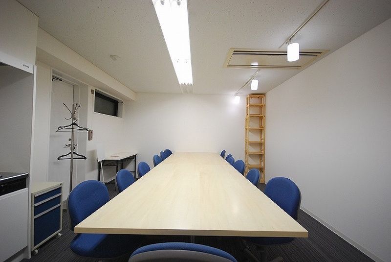 新宿レンタル会議室 SO! 12名用 中会議室の室内の写真