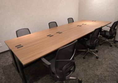 最大6名様でご利用いただけます - DISCOVERY coworking DISCOVERY coworking 貸会議室(A)の室内の写真