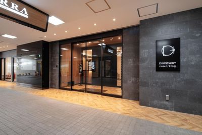 入口すぐの受付でご案内いたします - DISCOVERY coworking DISCOVERY coworking 貸会議室(A)の入口の写真