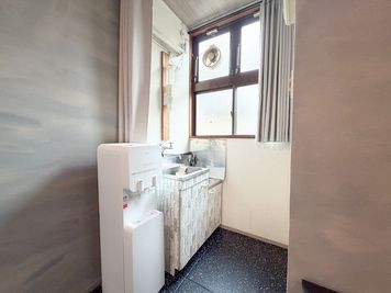 更衣室、ウォーターサーバ、シンク - コアフィットジム武蔵小杉の設備の写真