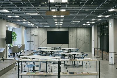 福井駅前。貸切利用可能なイベント・セミナー会場。66インチ2台と90インチ大画面、最新音響完備で伝わる空間を実現します。 - 越乃バレーbyBBR